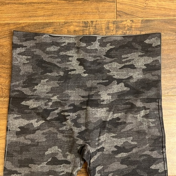 SPANX Camo Leggings, Sz. M. - Picture 5 of 7